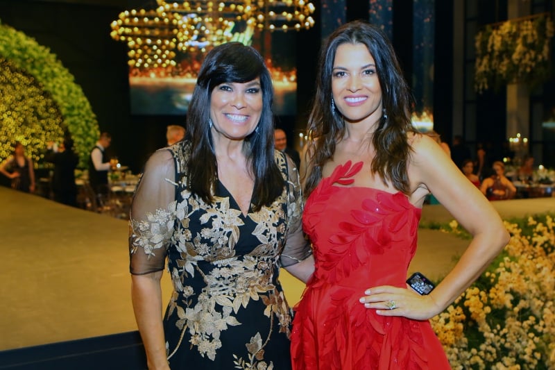 {'nm_midia_inter_thumb1':'https://www.jornaldocomercio.com/_midias/jpg/2019/10/27/206x137/1_mq261019_bins10-8883931.jpg', 'id_midia_tipo':'2', 'id_tetag_galer':'', 'id_midia':'5db5f9e2728f8', 'cd_midia':8883931, 'ds_midia_link': 'https://www.jornaldocomercio.com/_midias/jpg/2019/10/27/mq261019_bins10-8883931.jpg', 'ds_midia': 'Gala na NTX - Legenda 2: Bettina Becker e Nora Teixeira organizadoras do Debut NTX  ', 'ds_midia_credi': 'MARCO QUINTANA/JC', 'ds_midia_titlo': 'Gala na NTX - Legenda 2: Bettina Becker e Nora Teixeira organizadoras do Debut NTX  ', 'cd_tetag': '1', 'cd_midia_w': '800', 'cd_midia_h': '533', 'align': 'Left'}