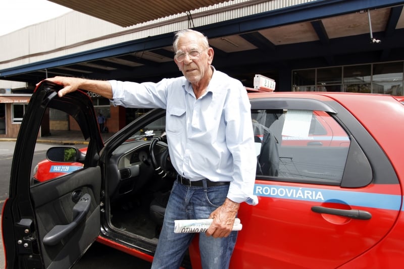 Taxista há 40 anos, Edson pede que colegas respeitem limites de velocidade nos corredores