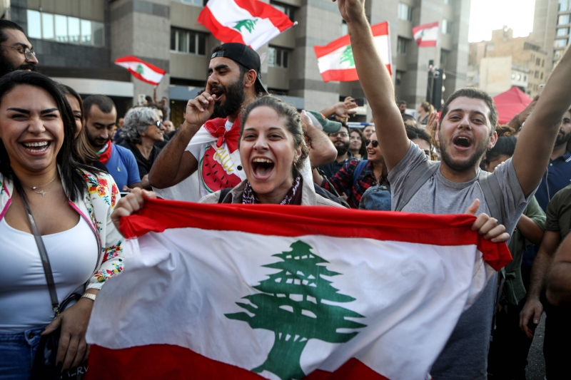 Saída de Hariri foi comemorada por manifestantes nas ruas de Beirute