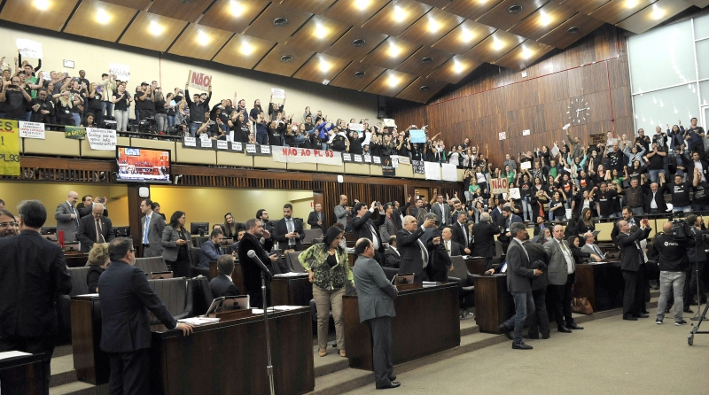Servidores da Justiça gaúcha protestaram nas galerias; texto foi derrubado em plenário por 44 votos a 2