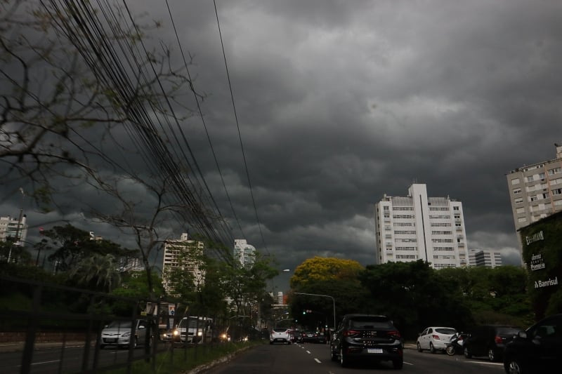 Em Porto Alegre, a Defesa Civil emitiu nesta quarta-feira novo alerta para o risco de chuva forte