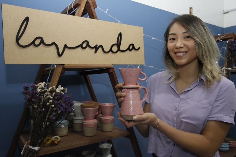 Laryssa, ceramista da Lavanda, gosta de ser a pessoa que produz Foto: LUIZA PRADO/JC