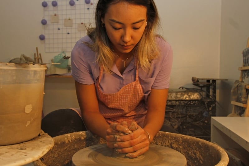 Entrevista Laryssa Araujo, ceramista da Lavanda.co. Foto: LUIZA PRADO/JC
