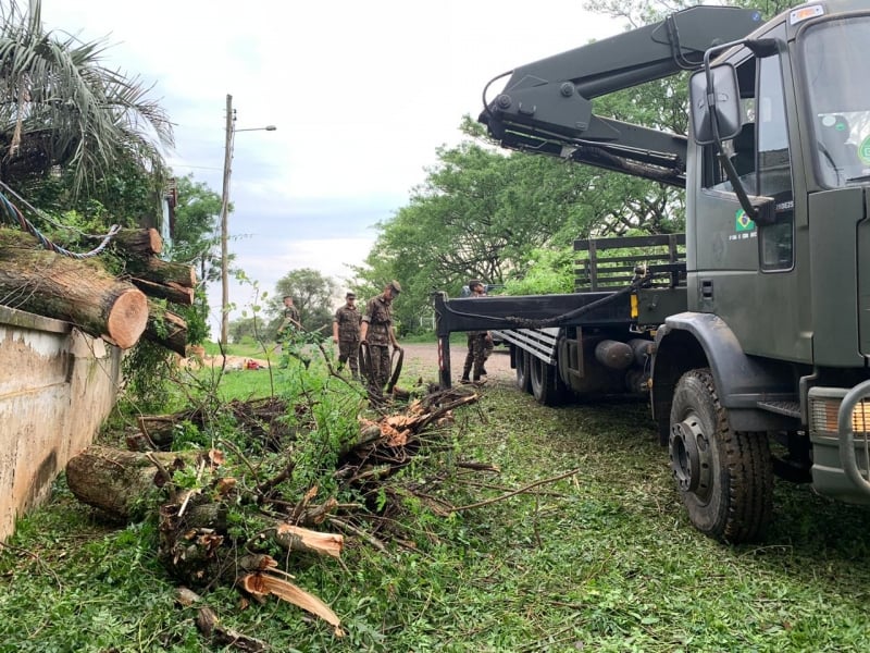 Em Dom Pedrito, trabalho contou com apoio do exército na remoção de árvores da rede elétrica