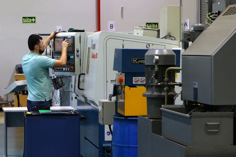 Juros elevados e incertezas econômicas seguem limitando investimentos do setor
