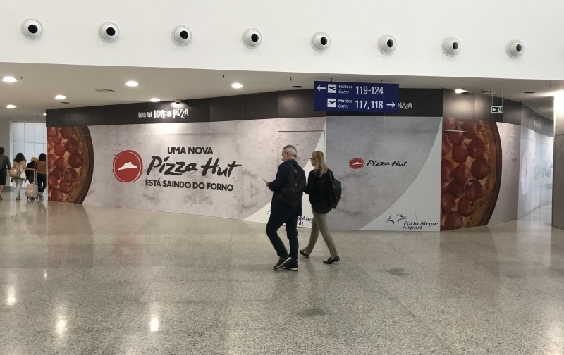Tapumes indicam onde ficará uma das filiais da rede de pizzaria na área de embarque do aeroporto