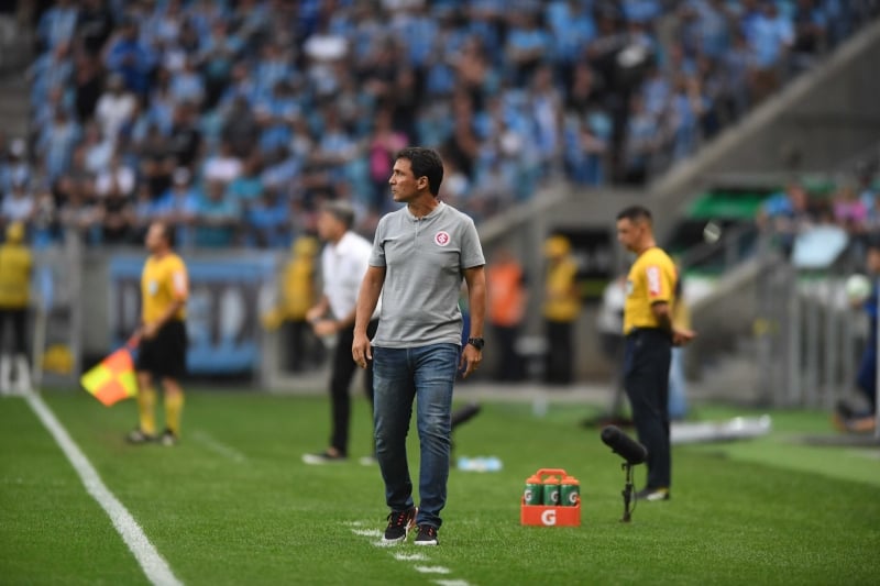 Técnico colorado estreou em clássicos com derrota fora de casa