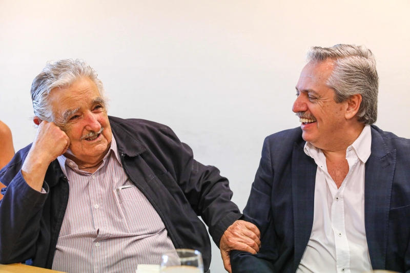 Entre os convidados do presidente eleito está o uruguaio José Mujica (e)