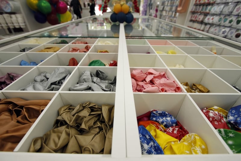 H&aacute; diversos formatos do item de decora&ccedil;&atilde;o: dinossauros, astronautas, an&eacute;is e as tradicionais bolhas Foto: LUIZA PRADO/JC