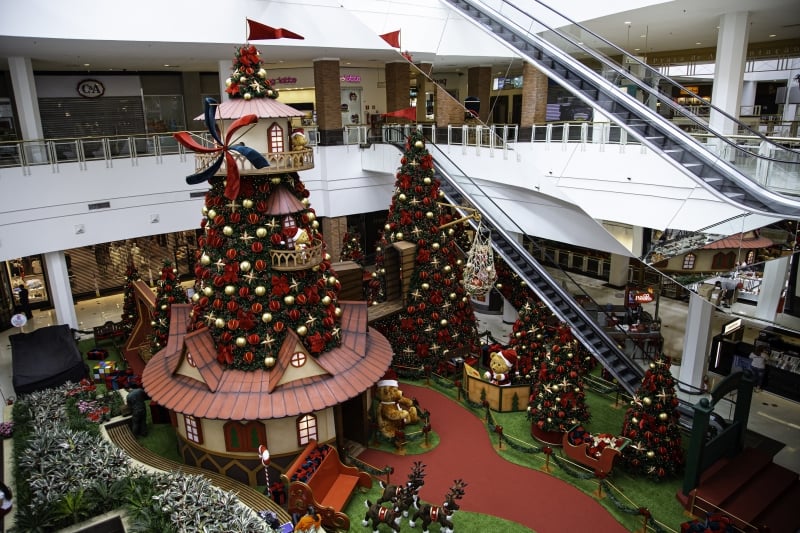 Decoração natalina conta com duas árvores gigantescas interligadas