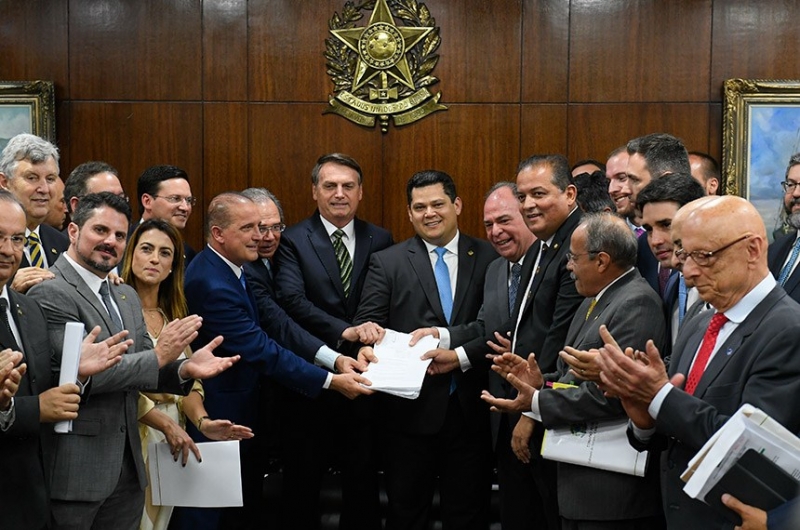Bolsonaro entregou o conjunto de propostas ao presidente do Senado, Davi Alcolumbre