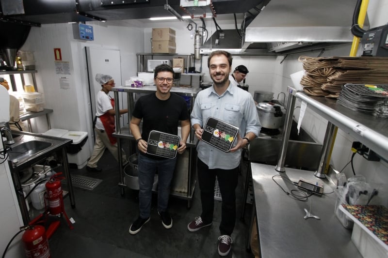 Negócio de Gabriel e Marcelo funciona no Delivery Center Foto: LUIZA PRADO/JC