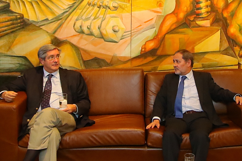O embaixador do Chile, Fernando Schmidt, e o cônsul-geral do país, Mario Arriagada, em visita ao JC