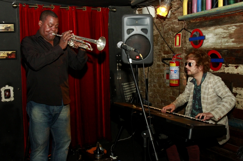 Jorginho do Trompete e o tecladista Max Sudbrack em apresentação no London Pub