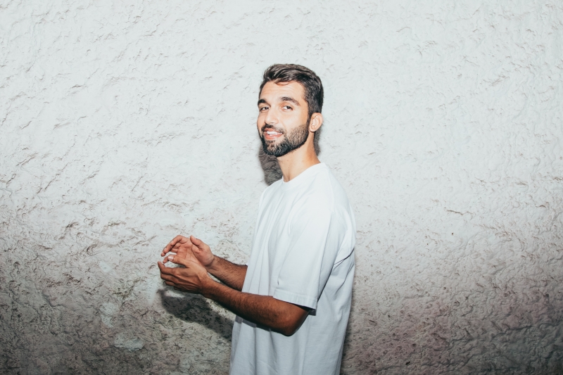 Cantor faz homenagem à diva da MPB no Teatro do Bourbon Country