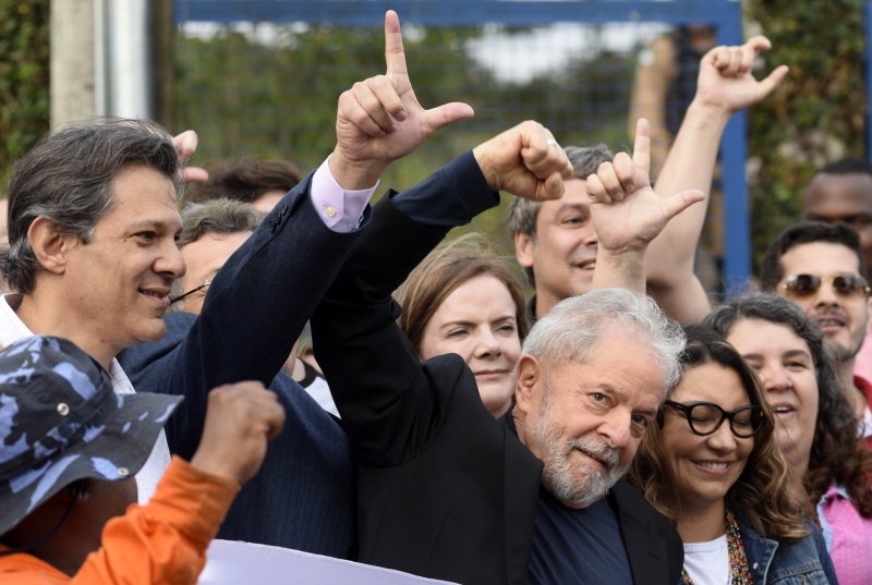 'Vocês eram o alimento da democracia de que precisava para resistir', disse Lula aos militantes