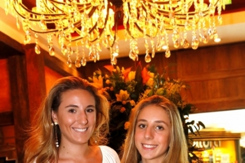 Eduarda e Gabriela Becker Fett em almoço festivo no Dado Bier do Bourbon Country