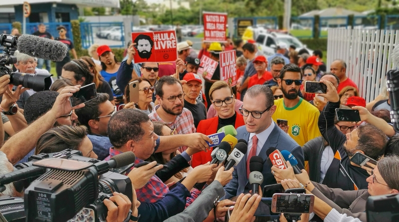 Advogado de Lula, Cristiano Zanin compareceu na sede da Polícia Federal em Curitiba