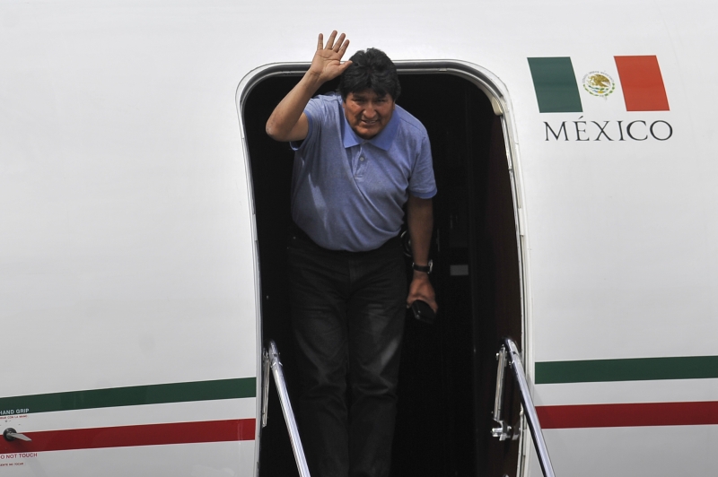 O chanceler do México, Marcelo Ebrard, recebeu o ex-presidente boliviano na porta da aeronave