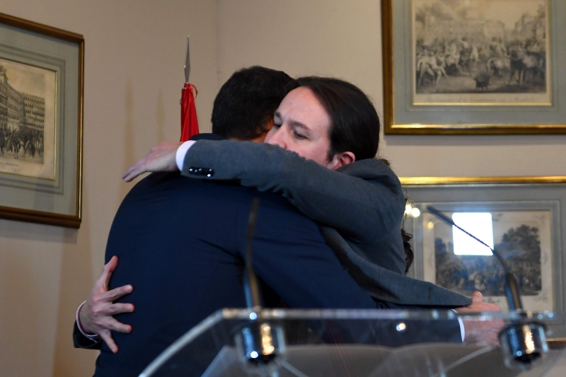 Sánchez e Iglesias selaram o acordo com um abraço