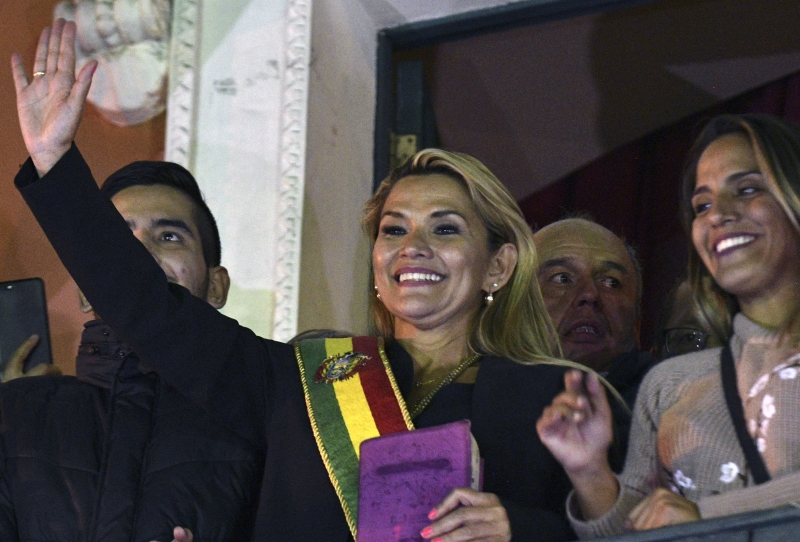 Segunda vice-presidente do Senado, Jeanine Áñez se declarou presidente da Bolívia