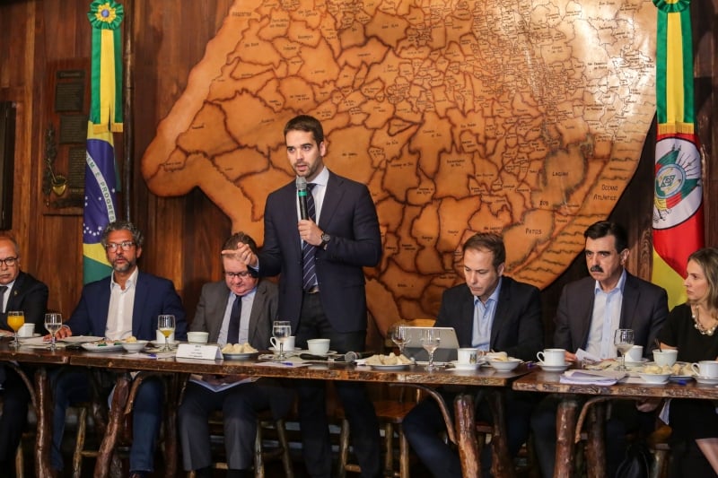 Eduardo Leite e secretários reuniram aliados para expôr as medidas