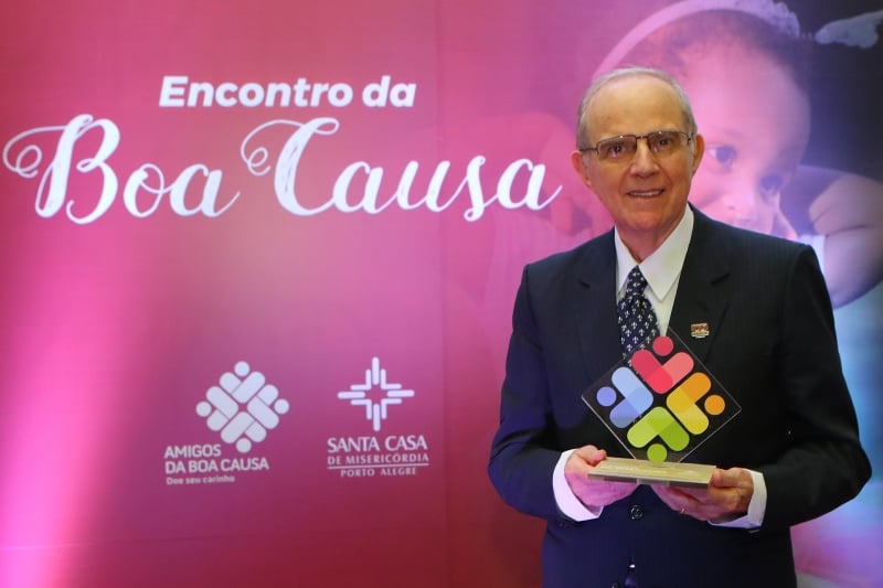Editor de Opinião, Roberto Brenol recebeu a homenagem em nome do Jornal do Comércio