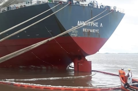 Óleo de navio grego vaza no litoral do Rio Grande do Sul - Jornal do Comércio