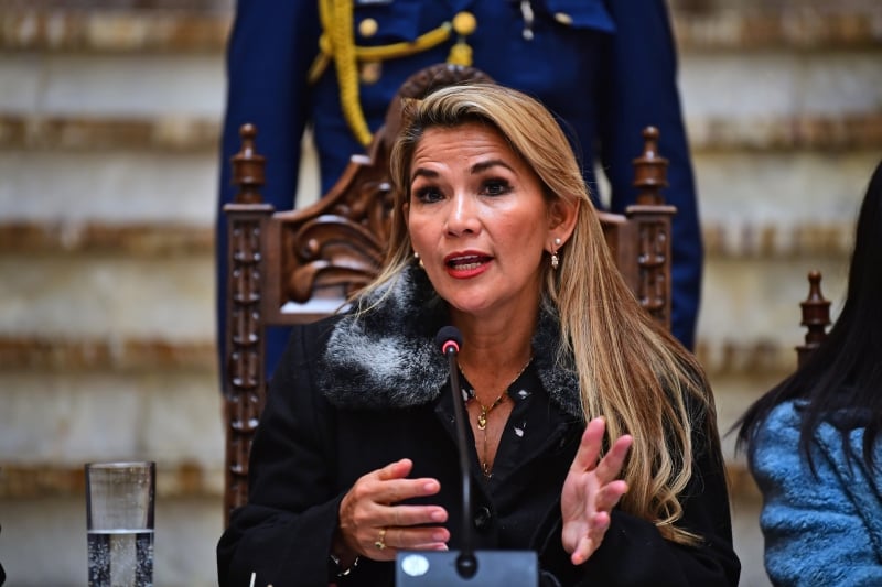 A notícia vem a público a pouco mais de um mês do primeiro turno das eleições presidenciais, em que Añez também é candidata