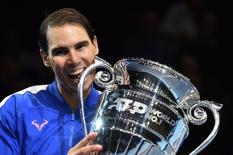 Nadal segura o troféu de número um do ranking da temporada da ATP 2019