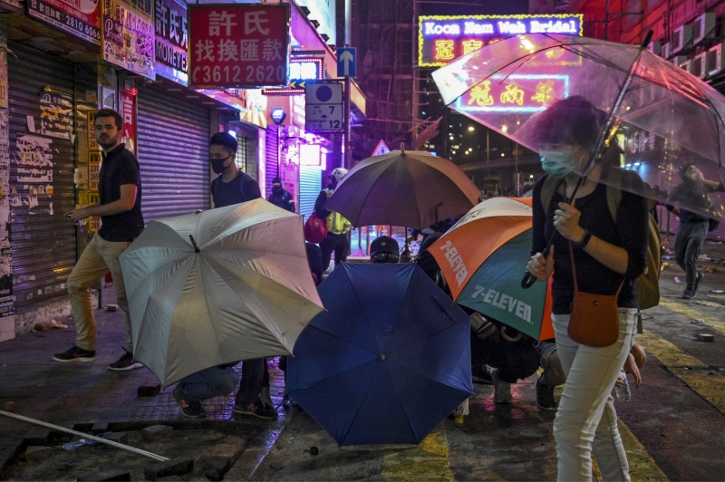 Estudantes marcham em direção à Universidade Politécnica de Hong Kong