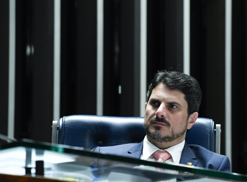 O senador saiu do Brasil por Manaus (AM), com o passaporte diplomático