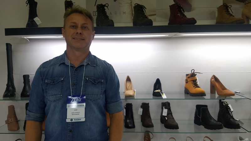 {'nm_midia_inter_thumb1':'https://www.jornaldocomercio.com/_midias/jpg/2019/11/18/206x137/1_davi_ramarim___bruna_oliveira-8903654.jpg', 'id_midia_tipo':'2', 'id_tetag_galer':'', 'id_midia':'5dd2fcbc663ef', 'cd_midia':8903654, 'ds_midia_link': 'https://www.jornaldocomercio.com/_midias/jpg/2019/11/18/davi_ramarim___bruna_oliveira-8903654.jpg', 'ds_midia': 'Davi Hergenoller  - coordenador da Ramarim - Zero Grau', 'ds_midia_credi': 'Bruna Oliveira/Especial/JC', 'ds_midia_titlo': 'Davi Hergenoller  - coordenador da Ramarim - Zero Grau', 'cd_tetag': '1', 'cd_midia_w': '800', 'cd_midia_h': '450', 'align': 'Left'}