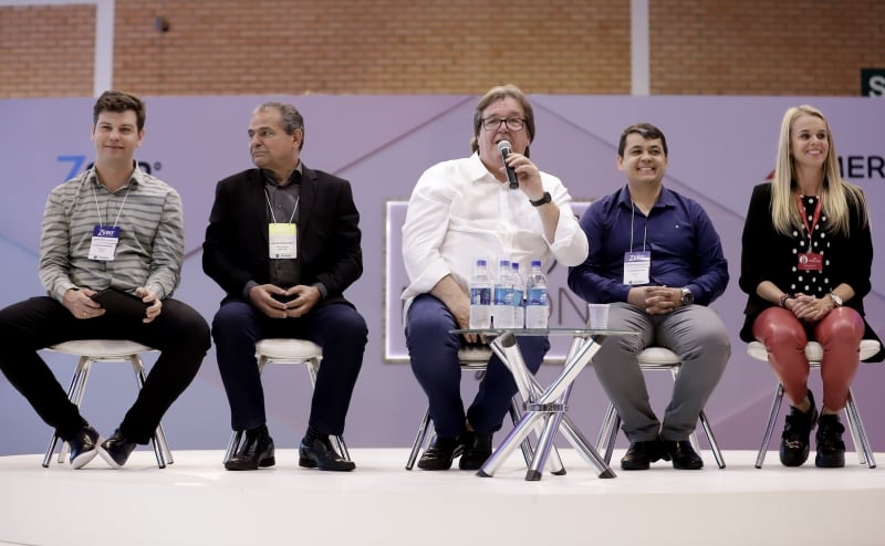 {'nm_midia_inter_thumb1':'https://www.jornaldocomercio.com/_midias/jpg/2019/11/18/206x137/1_img_8039-8903632.jpg', 'id_midia_tipo':'2', 'id_tetag_galer':'', 'id_midia':'5dd2fca2e3355', 'cd_midia':8903632, 'ds_midia_link': 'https://www.jornaldocomercio.com/_midias/jpg/2019/11/18/img_8039-8903632.jpg', 'ds_midia': 'Frederico Pletch, diretor da Merkator, est&aacute; de branco, ao centro. Zero Grau', 'ds_midia_credi': 'DINARCI BORGES/DIVULGA&Ccedil;&Atilde;O/JC', 'ds_midia_titlo': 'Frederico Pletch, diretor da Merkator, est&aacute; de branco, ao centro. Zero Grau', 'cd_tetag': '1', 'cd_midia_w': '800', 'cd_midia_h': '494', 'align': 'Left'}