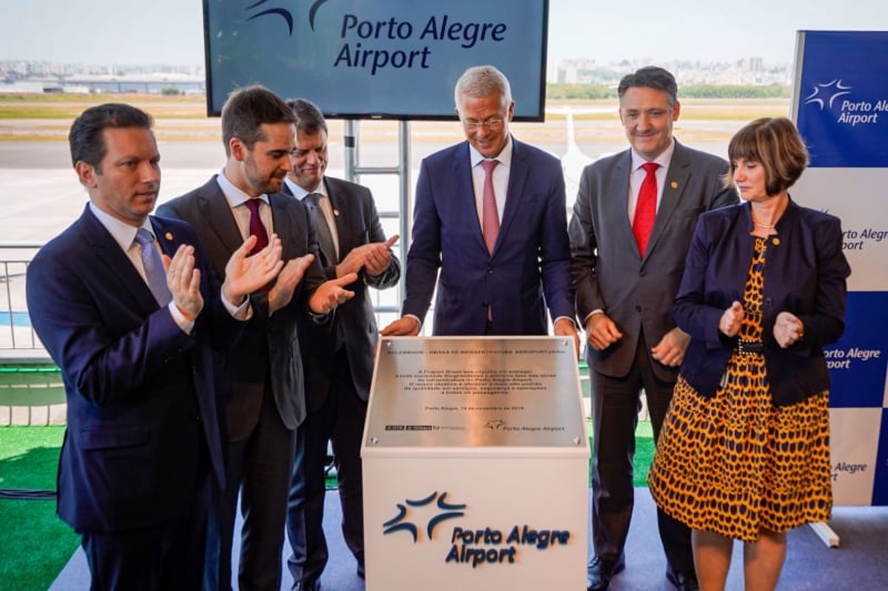 Autoridades prestigiaram a entrega das obras e ouviram Andreea (à direita) projetar mais investimentos