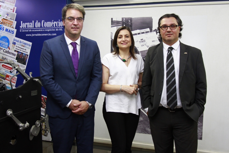 {'nm_midia_inter_thumb1':'https://www.jornaldocomercio.com/_midias/jpg/2019/11/19/206x137/1_nc191119_visitatecna_07-8905042.jpg', 'id_midia_tipo':'2', 'id_tetag_galer':'', 'id_midia':'5dd475877f4f4', 'cd_midia':8905042, 'ds_midia_link': 'https://www.jornaldocomercio.com/_midias/jpg/2019/11/19/nc191119_visitatecna_07-8905042.jpg', 'ds_midia': 'Silva (e), Alet&eacute;ia e Casartelli contam como funcionar&aacute; o moderno espa&ccedil;o', 'ds_midia_credi': 'N&Iacute;COLAS CHIDEM/JC', 'ds_midia_titlo': 'Silva (e), Alet&eacute;ia e Casartelli contam como funcionar&aacute; o moderno espa&ccedil;o', 'cd_tetag': '1', 'cd_midia_w': '800', 'cd_midia_h': '533', 'align': 'Left'}