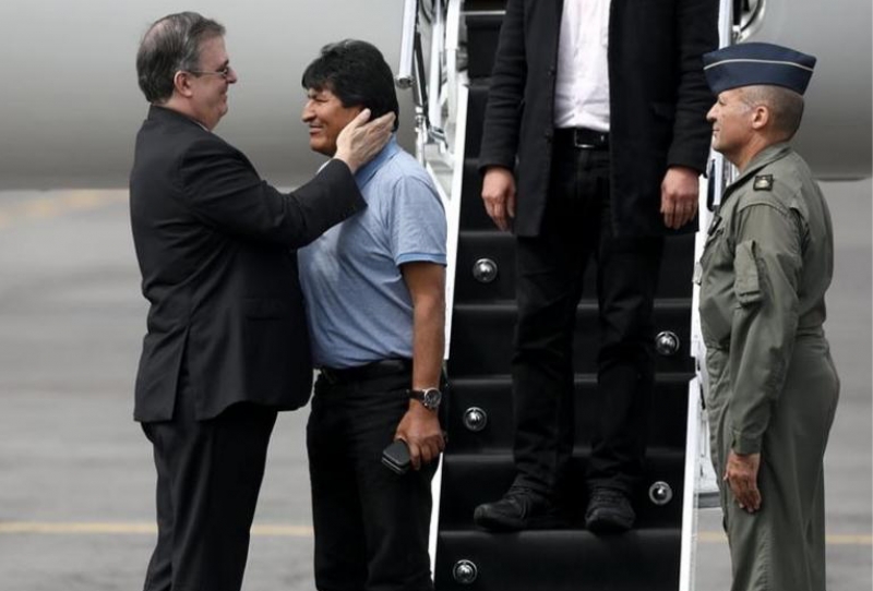 Evo Morales (c) conseguiu asilo político no México