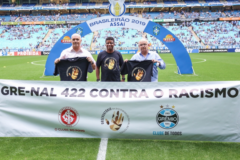 {'nm_midia_inter_thumb1':'https://www.jornaldocomercio.com/_midias/jpg/2019/11/20/206x137/1_gremio_inter_racismo-8906853.jpg', 'id_midia_tipo':'2', 'id_tetag_galer':'', 'id_midia':'5dd5c29ddcfe0', 'cd_midia':8906853, 'ds_midia_link': 'https://www.jornaldocomercio.com/_midias/jpg/2019/11/20/gremio_inter_racismo-8906853.jpg', 'ds_midia': 'RS - FUTEBOL/CAMPEONATO BRASILEIRO 2019 /GRENAL 422 - ação contra o racismo - presidentes do Inter, Marcelo Medeiros (esquerda), e do Grêmio, Romildo Bolzan Júnior (direita), com diretor do Observatório da Discriminação Racial no Futebol,  Marcelo Carvalho - camiseta da campanha Chega de Preconceito', 'ds_midia_credi': 'LUCAS UEBEL/GRÊMIO FBPA/DIVULGAÇÃO/JC', 'ds_midia_titlo': 'RS - FUTEBOL/CAMPEONATO BRASILEIRO 2019 /GRENAL 422 - ação contra o racismo - presidentes do Inter, Marcelo Medeiros (esquerda), e do Grêmio, Romildo Bolzan Júnior (direita), com diretor do Observatório da Discriminação Racial no Futebol,  Marcelo Carvalho - camiseta da campanha Chega de Preconceito', 'cd_tetag': '1', 'cd_midia_w': '800', 'cd_midia_h': '533', 'align': 'Left'}