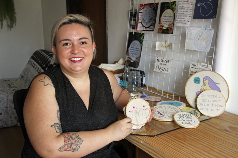 Bruna est&aacute; &agrave; frente do Bordado Empoderado, projeto que ensina a t&eacute;cnica para outras mulheres Foto: LUIZA PRADO/JC