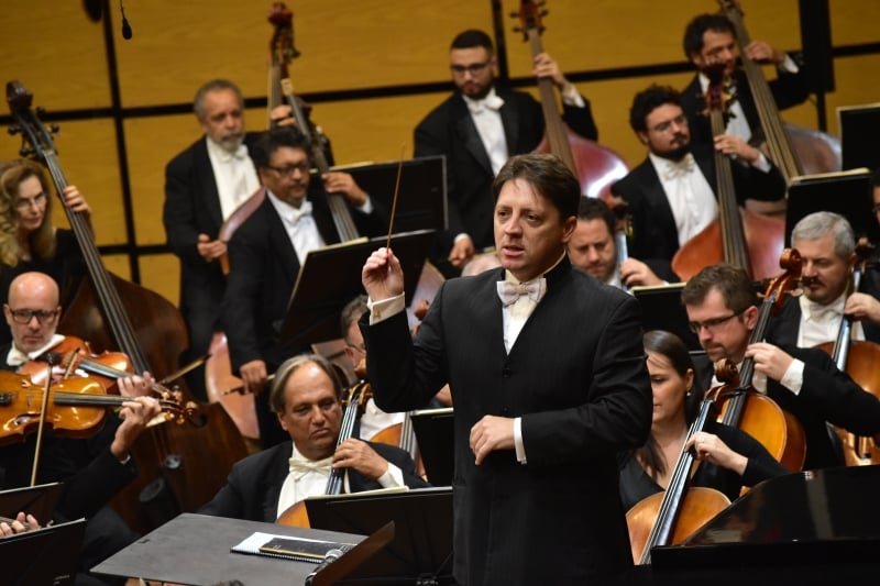 Maestro Evandro Matté rege a orquestra na apresentação deste sábado