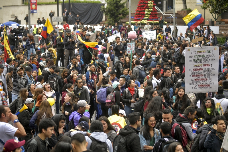 Manifestantes se reúnem em sete pontos de Bogotá para marcharem até a sede do Congresso