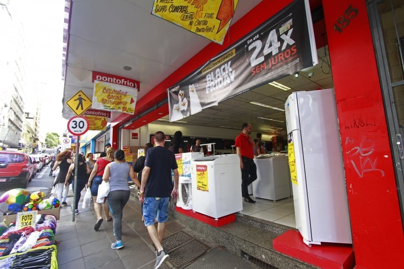 Entidade defende fechamento de lojas no País, com exceção de supermercados e farmácias