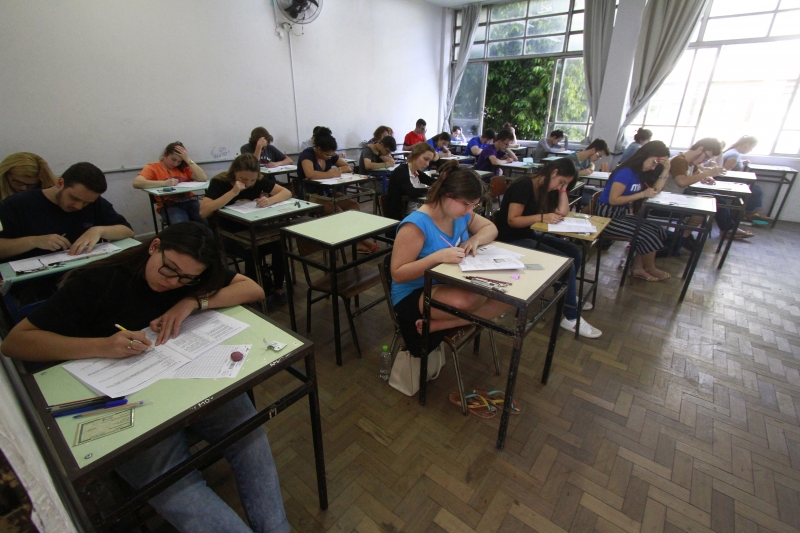 Instituições de ensino superior públicas e privadas poderão retomar aulas presenciais