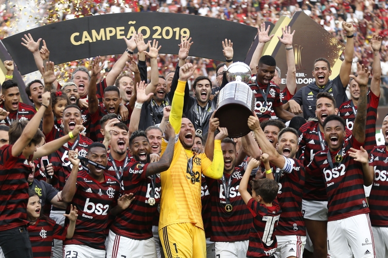 Time do Flamengo festejou o título ao erguer a taça com festa no estádio em Lima 