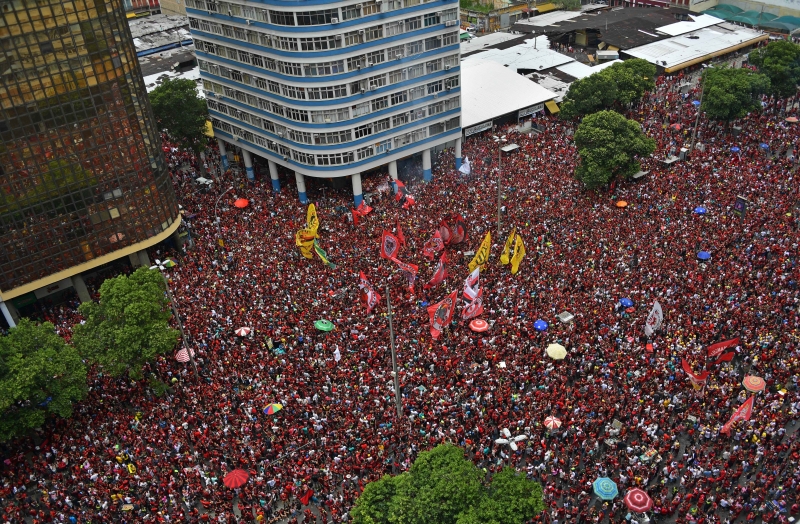 Torcedores do Flamengo fazem grande concentração no Centro do Rio para receber bicampeões