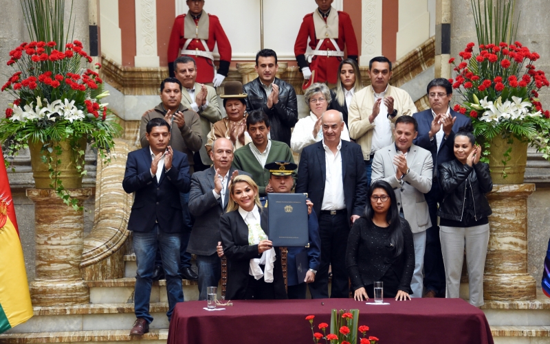 Mandato de Jeanine Áñez, que iria até a próxima quarta-feira, foi estendido até o dia 3 de maio