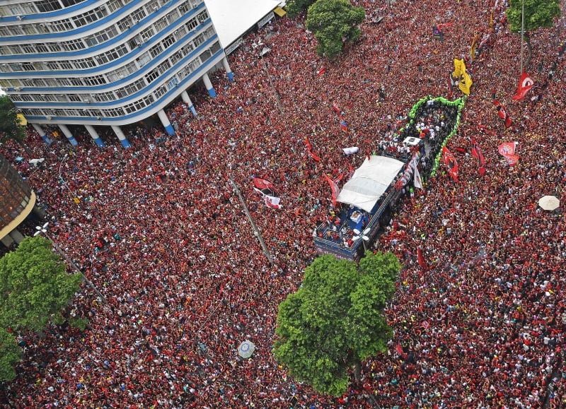 Centenas de milhares de flamenguistas cercaram ônibus onde estavam os bicampeões