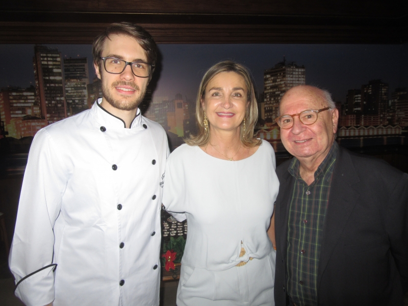 O chef Matheus Baumbach com Raqueli Baumbach e Eduardo Real Conill