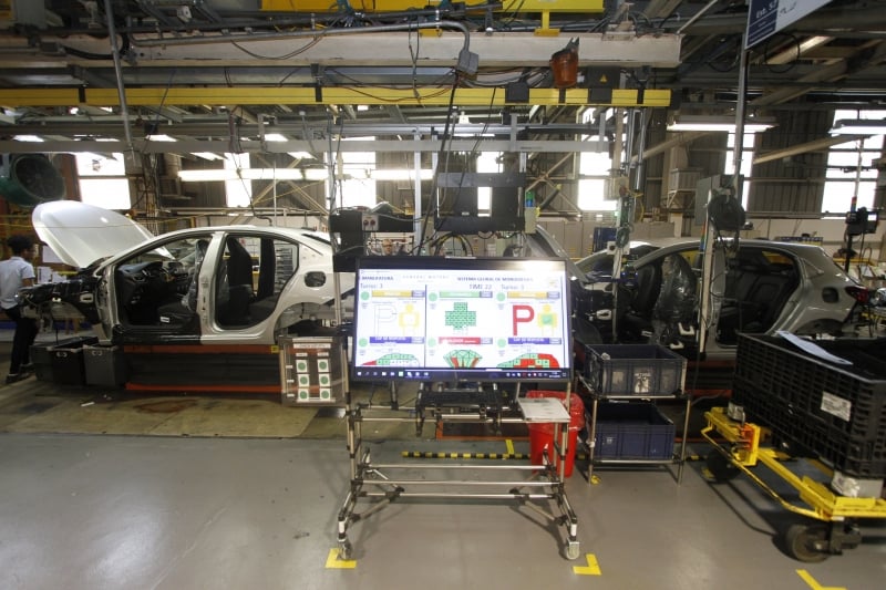 {'nm_midia_inter_thumb1':'https://www.jornaldocomercio.com/_midias/jpg/2019/11/27/206x137/1_lp_271119___gm_fabrica__27_-8913487.jpg', 'id_midia_tipo':'2', 'id_tetag_galer':'', 'id_midia':'5ddea3077c590', 'cd_midia':8913487, 'ds_midia_link': 'https://www.jornaldocomercio.com/_midias/jpg/2019/11/27/lp_271119___gm_fabrica__27_-8913487.jpg', 'ds_midia': 'Visita a fábrica da GM - nova plataforma do Onix - no complexo de Gravataí - General Motors  ', 'ds_midia_credi': 'LUIZA PRADO/JC', 'ds_midia_titlo': 'Visita a fábrica da GM - nova plataforma do Onix - no complexo de Gravataí - General Motors  ', 'cd_tetag': '1', 'cd_midia_w': '800', 'cd_midia_h': '533', 'align': 'Left'}