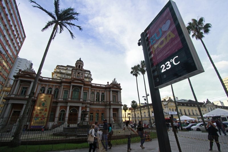 Equipamento informa hora, temperatura, e possui wi-fi gratuito
